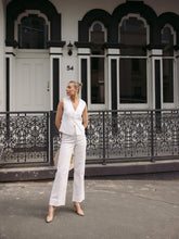 A lady wears white jeans.